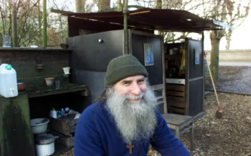 «Υπάρχω, ψάξε να Με βρεις!» – Η αληθινή ιστορία του διάσημου ηθοποιού που έγινε ερημίτης 