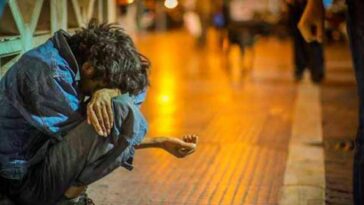 Γύρισε προς το ζητιάνο…έλειπε! Στη θέση του ήταν ριγμένο το σακάκι…